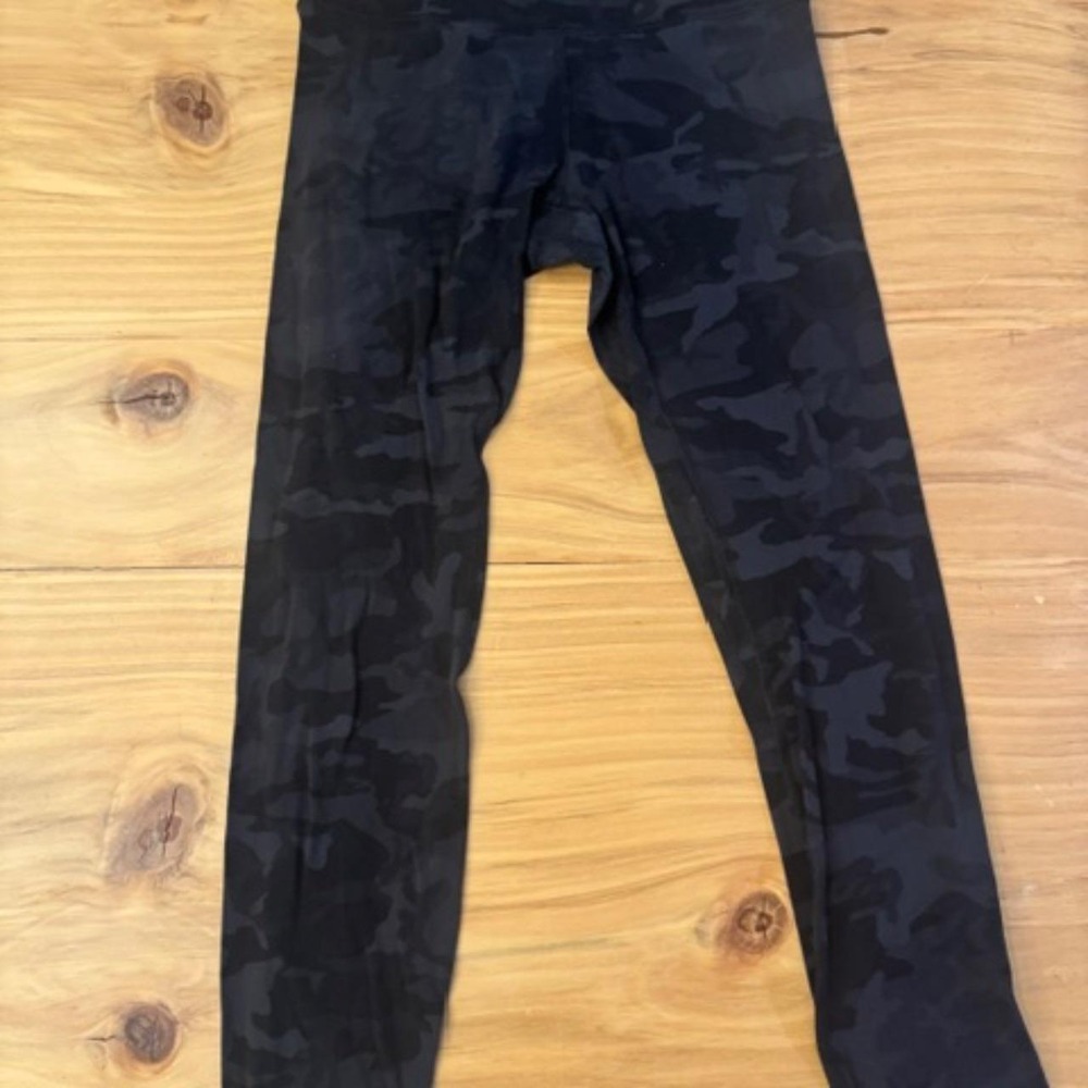 Lululemon black tonal camouflage full-length leggings - Size Medium